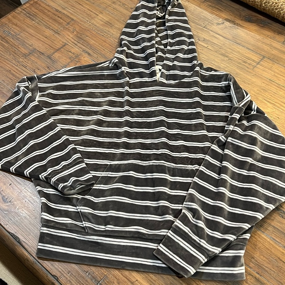 American Eagle velvet hoodie long sleeve with front pocket.